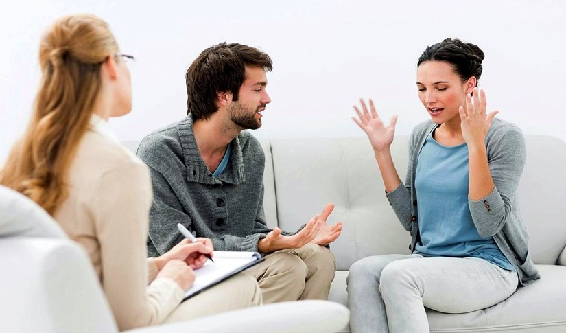 Psicólogo conversando con paciente durante una sesión de terapia en Mente Clara